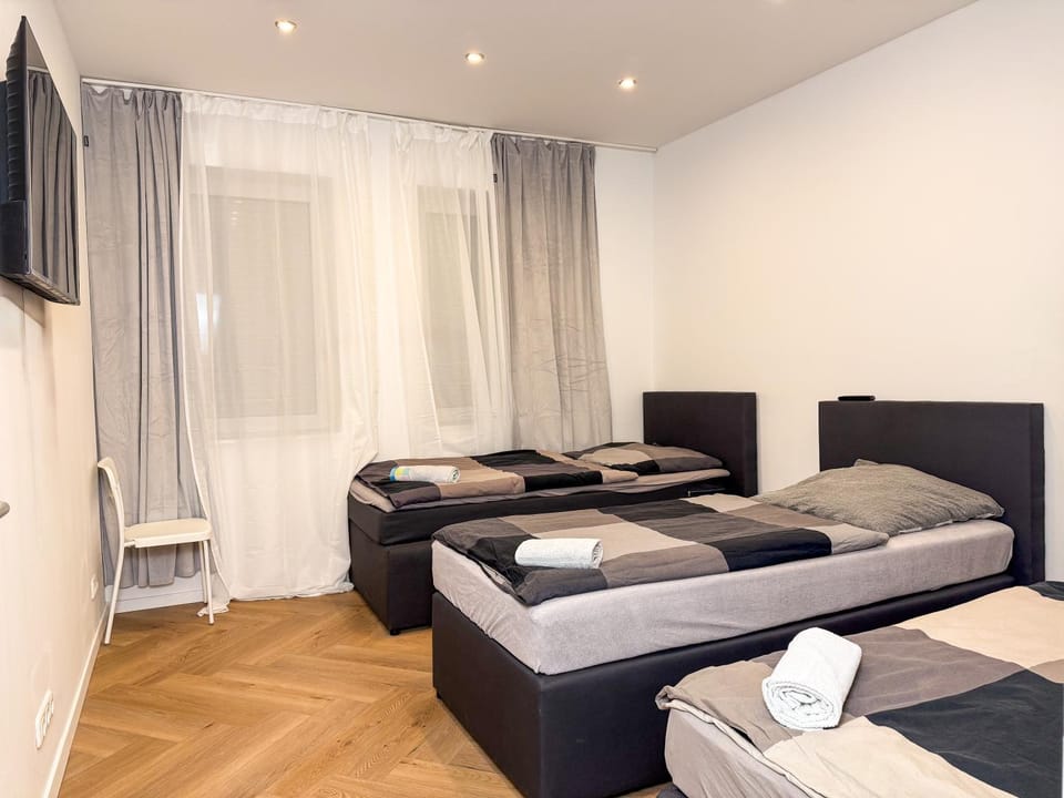 Bed, TV and multimedia, Photo of the whole room, Seating area, Bedroom, towels