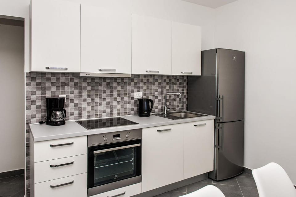 Coffee/tea facilities, Kitchen or kitchenette, Dining area, oven, stove