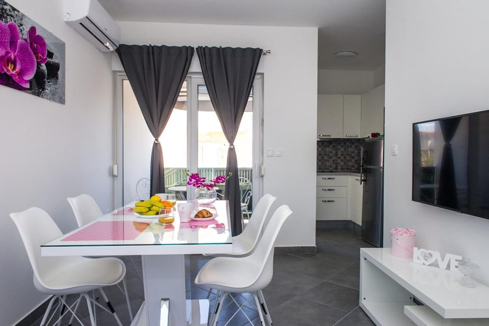TV and multimedia, Kitchen or kitchenette, Living room, Seating area, Dining area