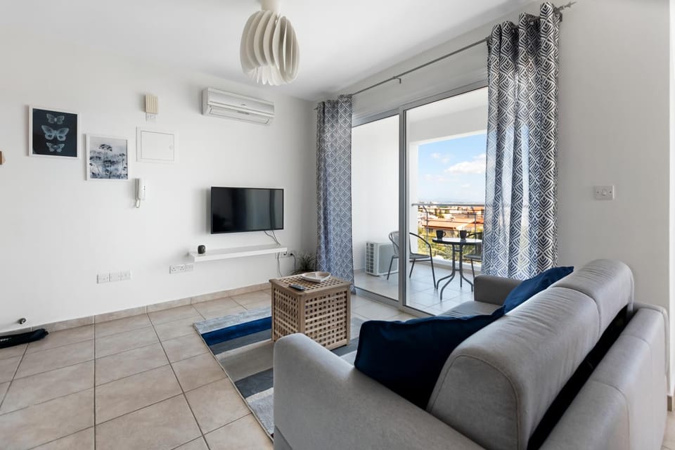 TV and multimedia, Living room, Seating area, air conditioner