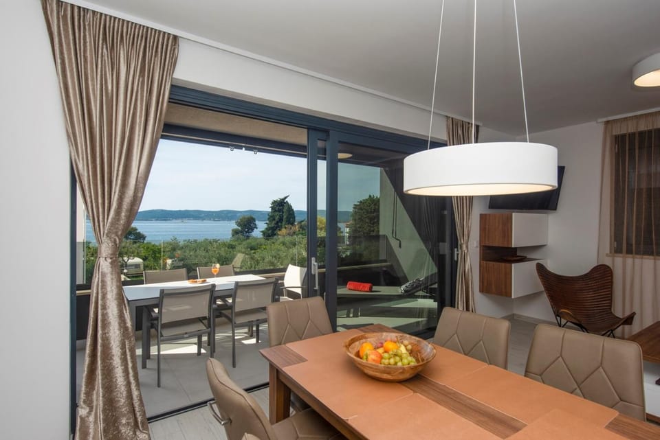 View (from property/room), Balcony/Terrace, Living room, Food and drinks, Seating area, Dining area, Food, Sea view