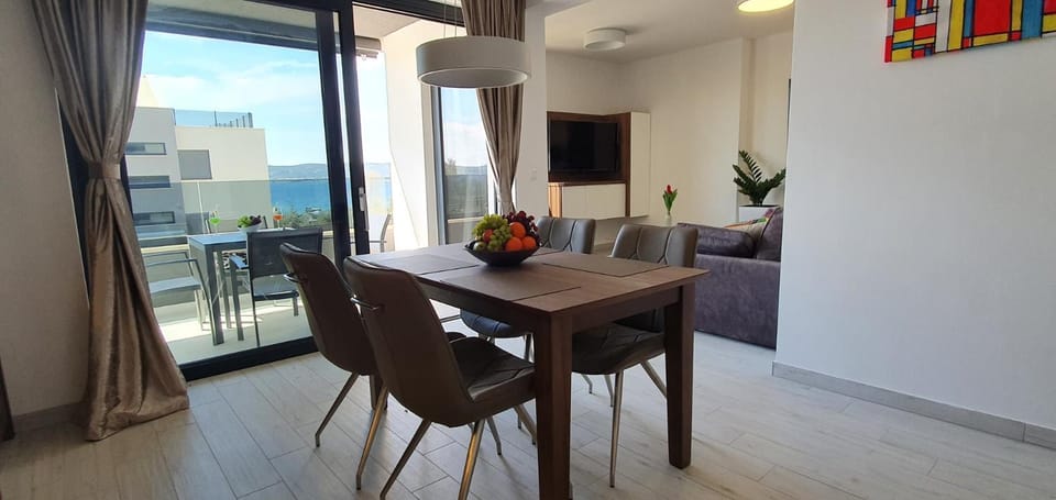 Kitchen or kitchenette, Seating area