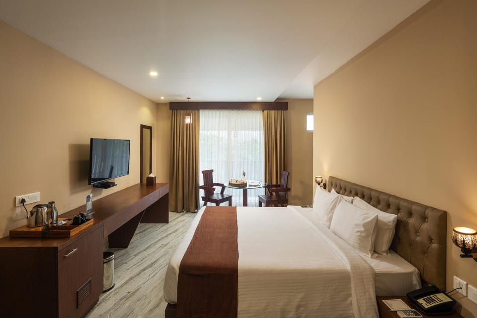 Bed, TV and multimedia, Photo of the whole room, Seating area, Bedroom