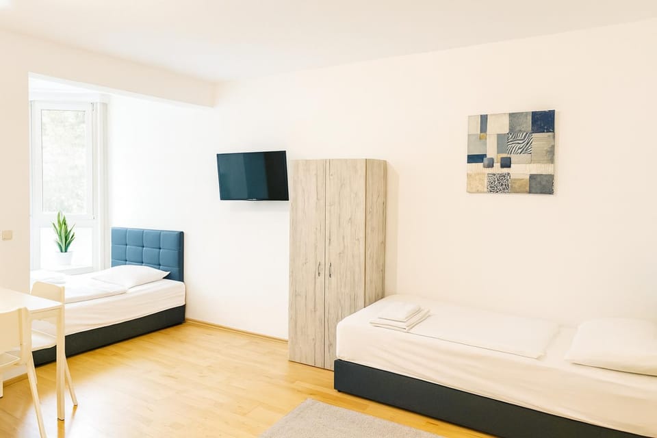 Bed, TV and multimedia, Bedroom