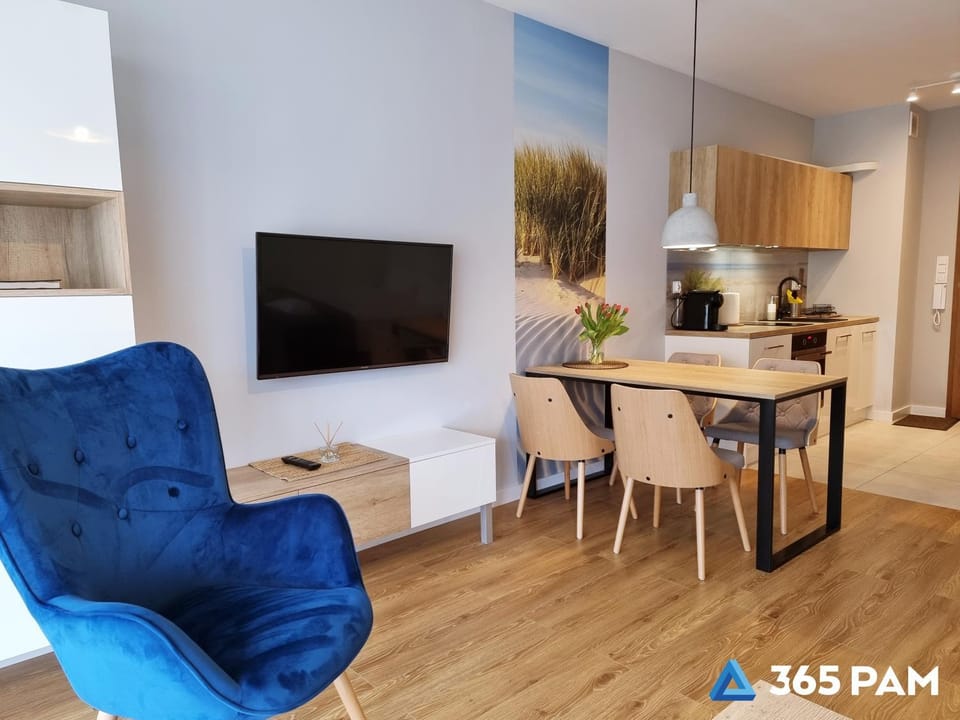 TV and multimedia, Kitchen or kitchenette, Living room, Seating area, Dining area, oven, stove