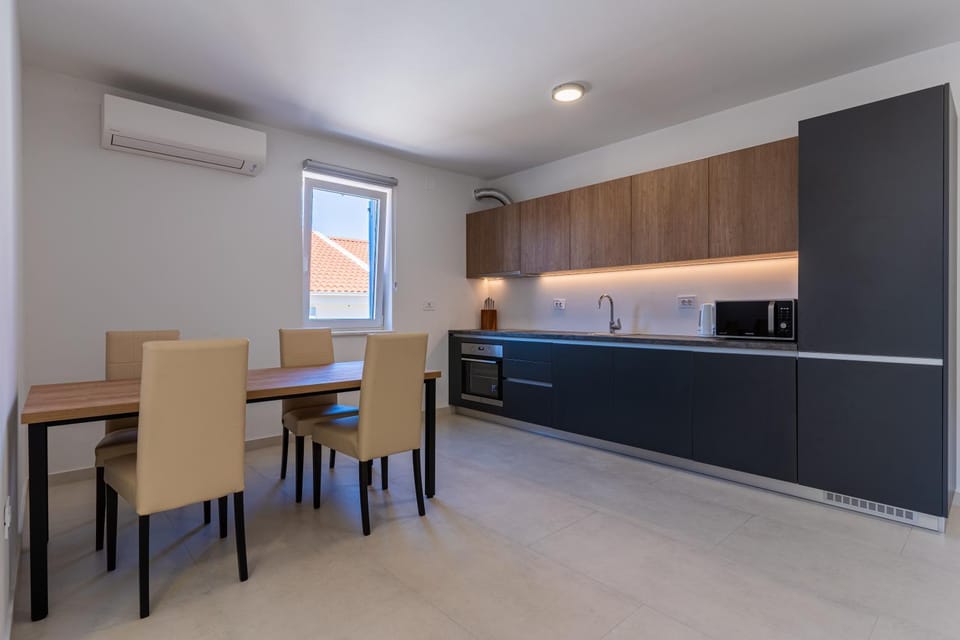 Dining area, kitchen
