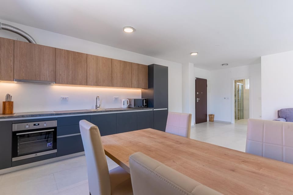 Dining area, kitchen