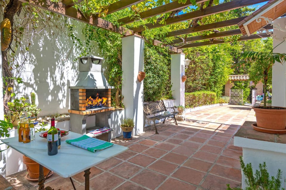 Patio, BBQ facilities, Food, Dinner