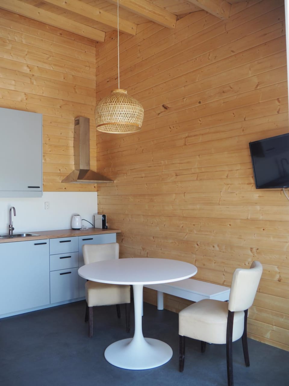Kitchen or kitchenette, Dining area