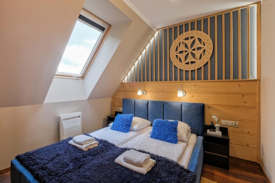 Bed, Photo of the whole room, Bedroom, towels