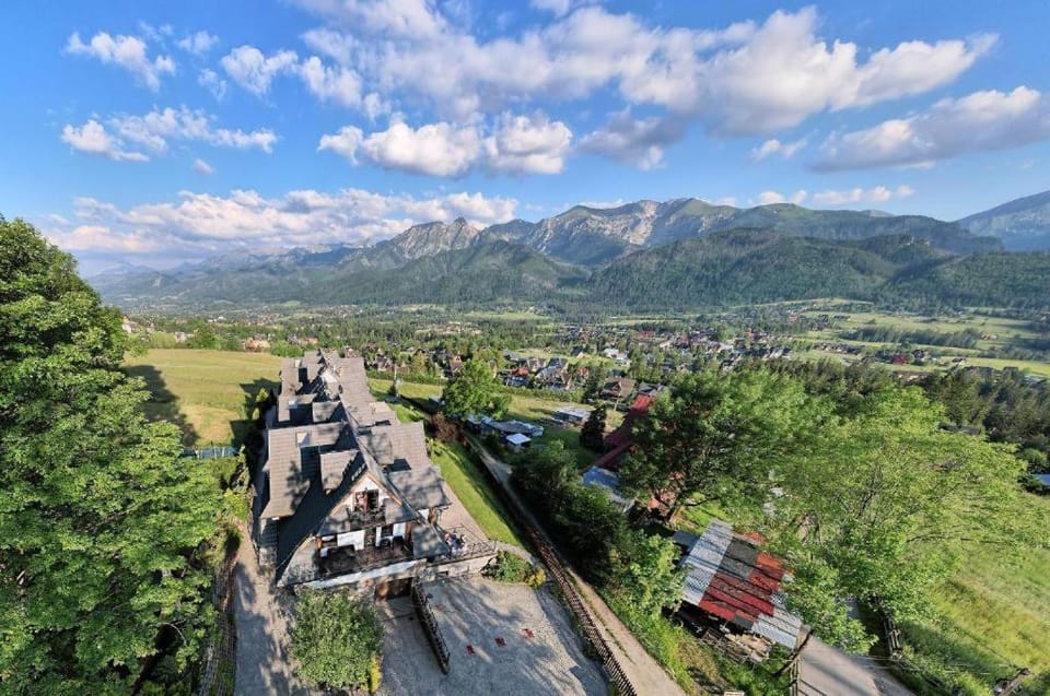 Nearby landmark, Spring, Day, Neighbourhood, Natural landscape, Bird's eye view, City view, Mountain view, Parking
