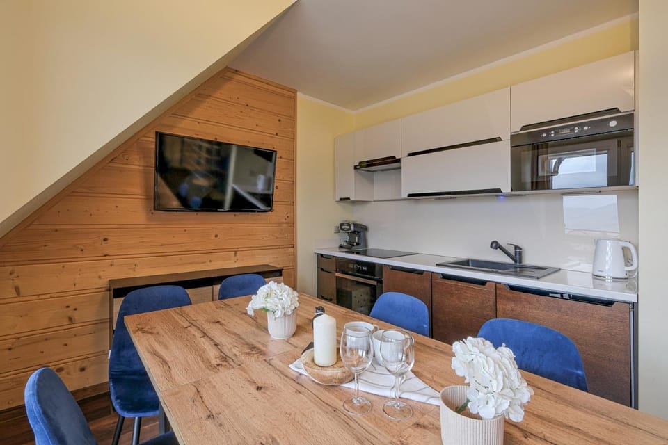 Coffee/tea facilities, Kitchen or kitchenette, Dining area, stove