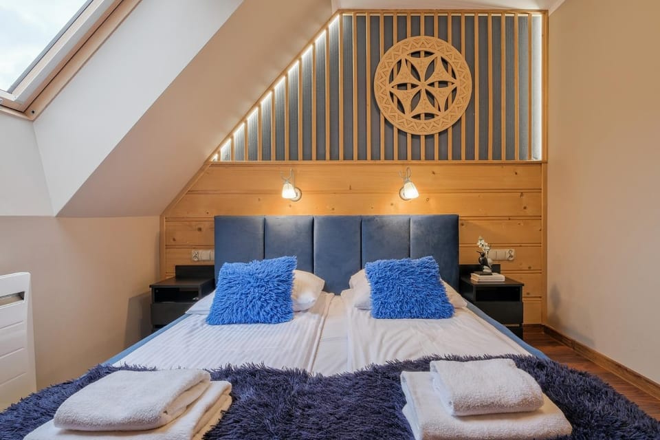 Bed, Photo of the whole room, Bedroom, towels