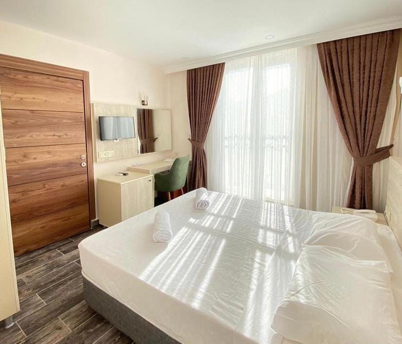Bed, TV and multimedia, Bedroom