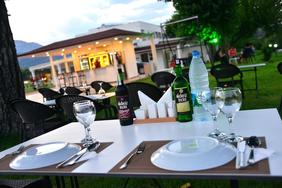 Restaurant/places to eat, Natural landscape, Food and drinks, Food, Mountain view, Drinks, Alcoholic drinks
