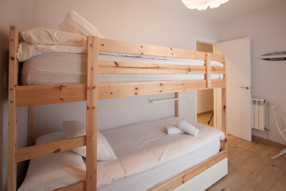 Bed, Photo of the whole room, Bedroom, bunk bed