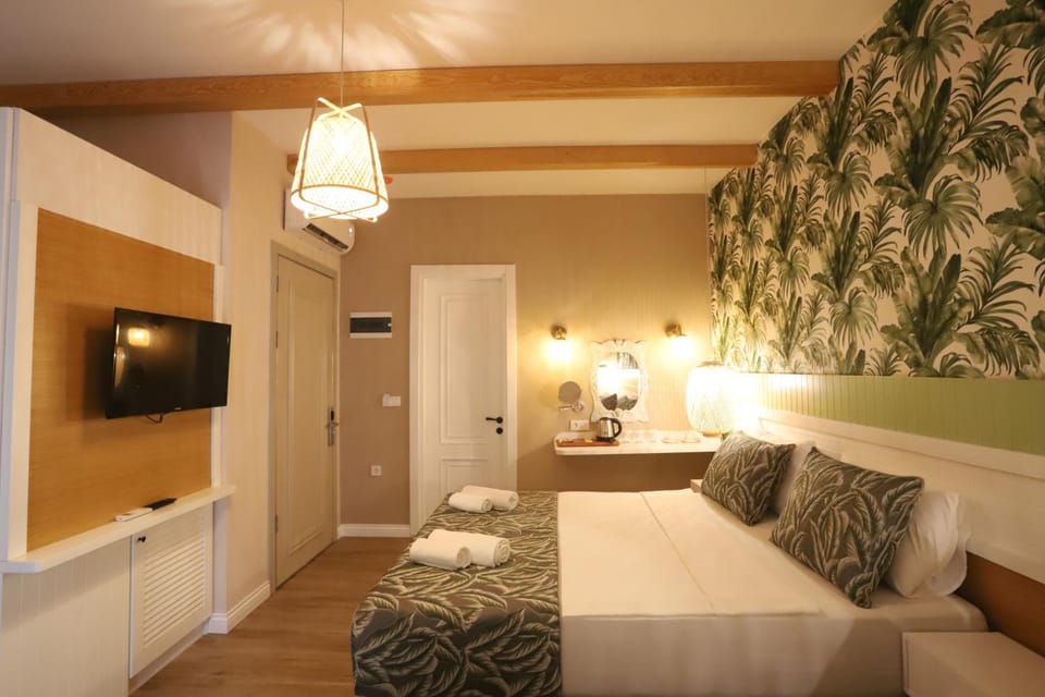 Bed, TV and multimedia, Seating area, wardrobe