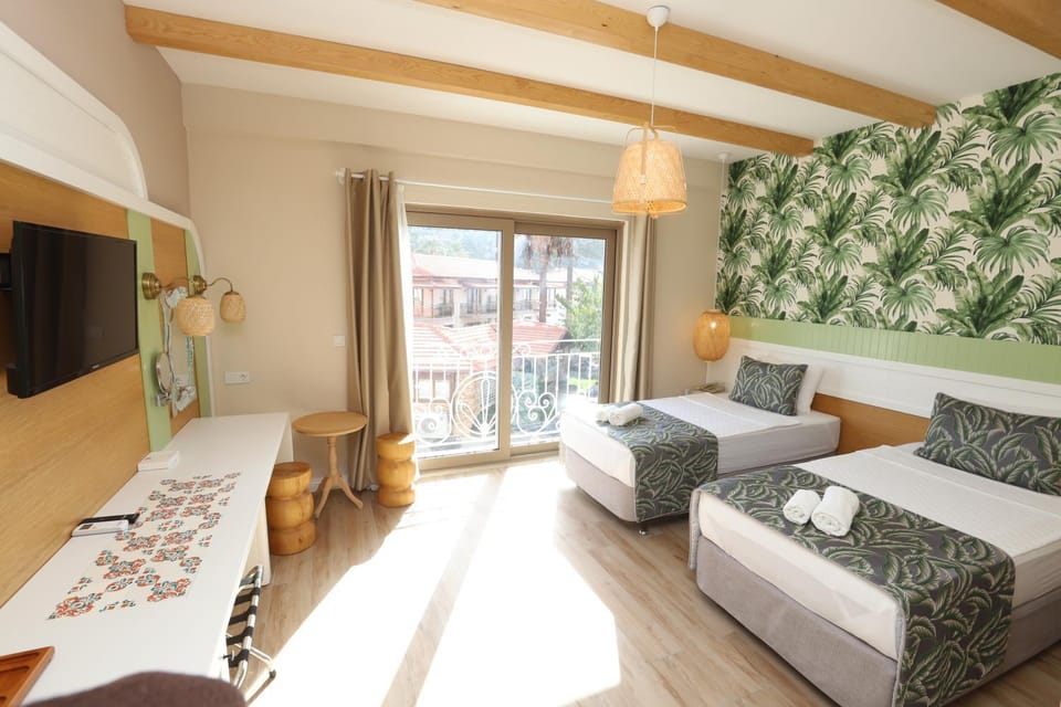 Bed, TV and multimedia, Photo of the whole room, towels