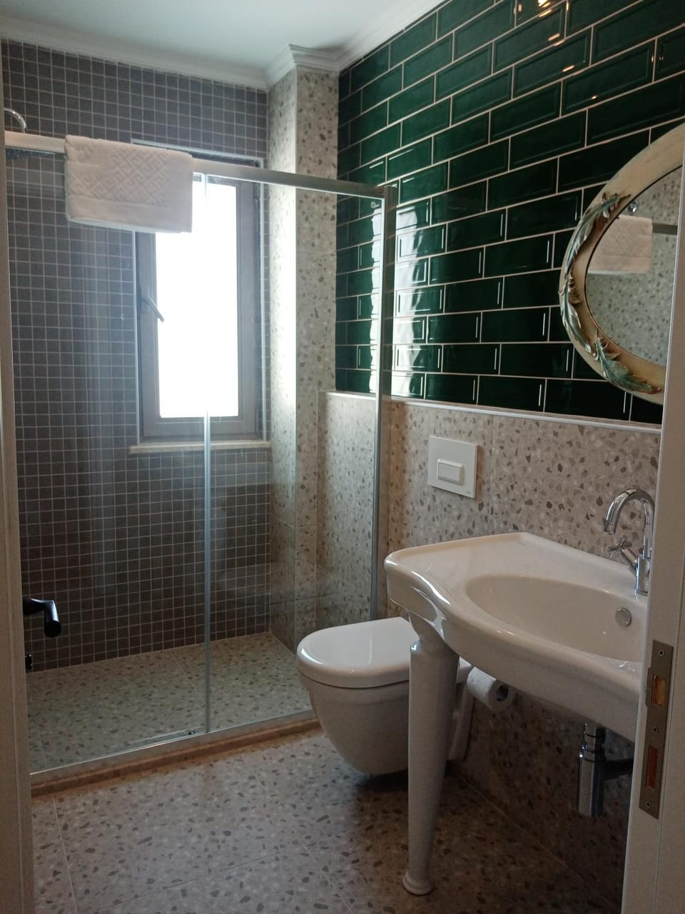 Shower, Toilet, Bathroom, towels