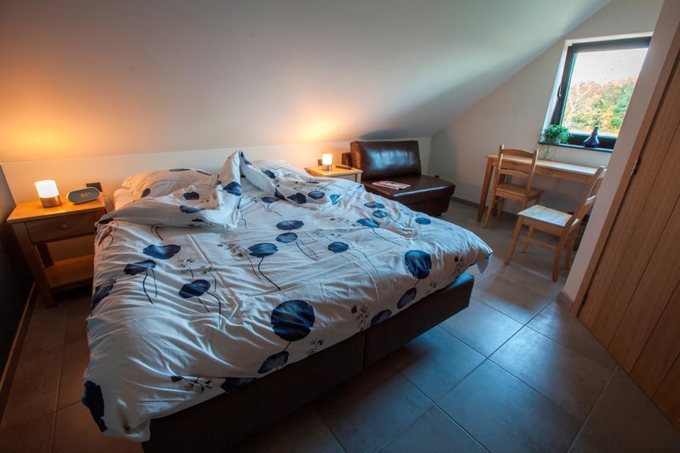 Bed, Bedroom, Garden view