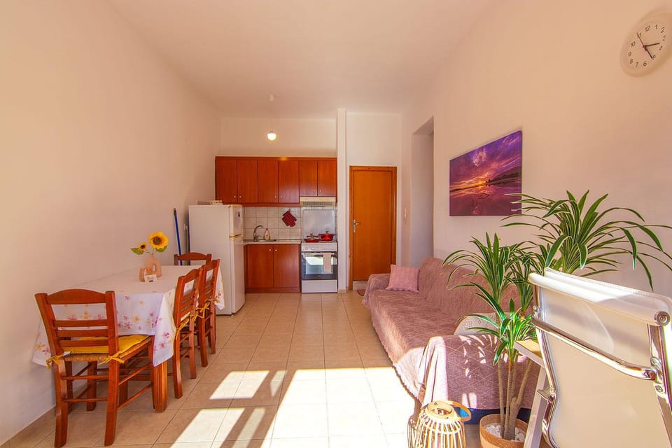 Kitchen or kitchenette, Living room, Seating area, Dining area, oven, stove