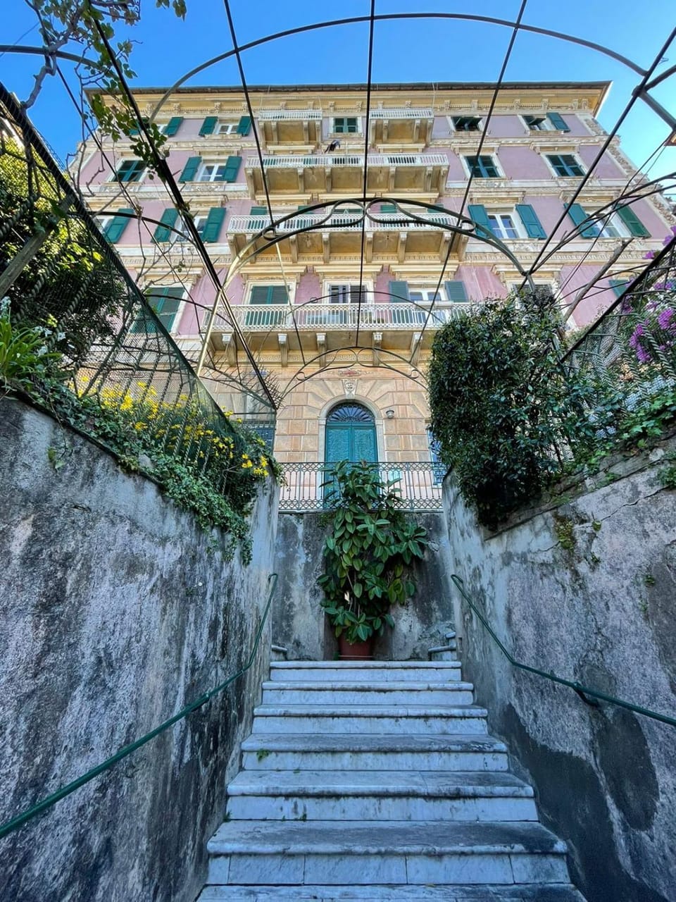 Property building, Patio, Facade/entrance, View (from property/room), Garden view, acessibility