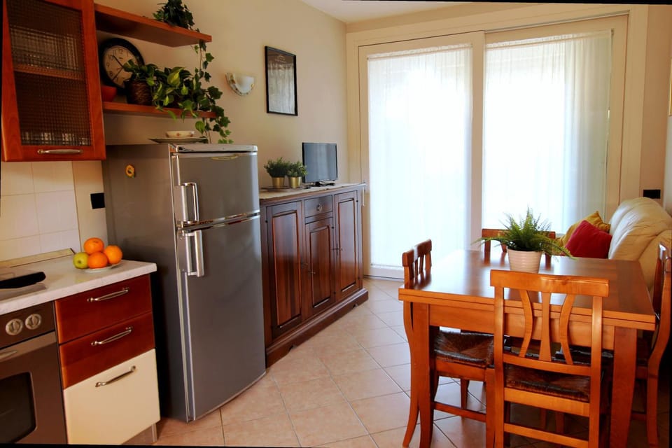 Kitchen or kitchenette, Dining area, stove