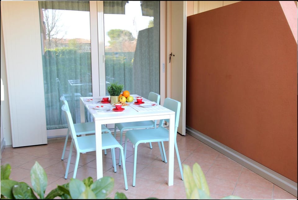 Patio, Day, Balcony/Terrace, Dining area