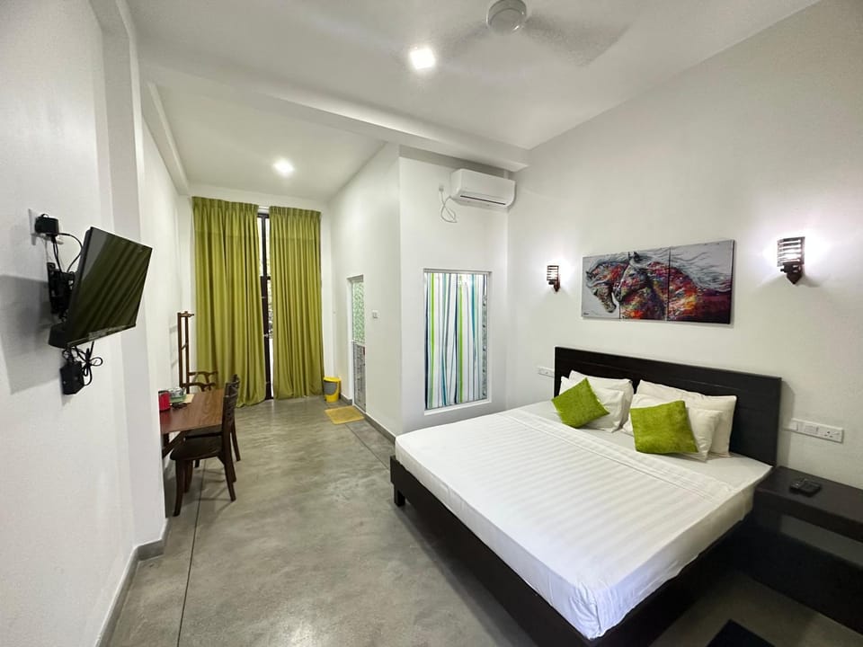 Bed, TV and multimedia, Photo of the whole room, Bedroom, fireplace, air conditioner
