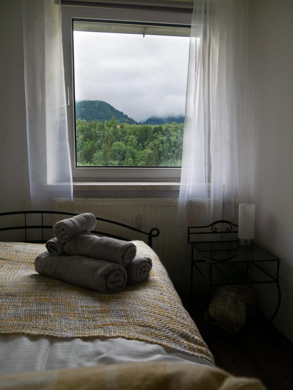 Bedroom, Mountain view
