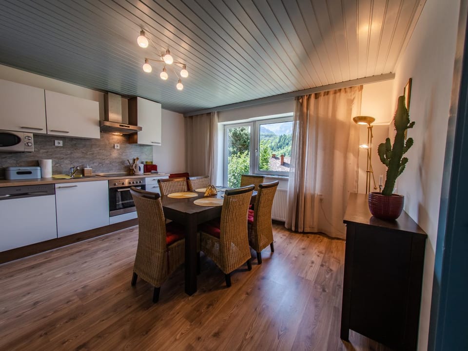 Kitchen or kitchenette, Dining area