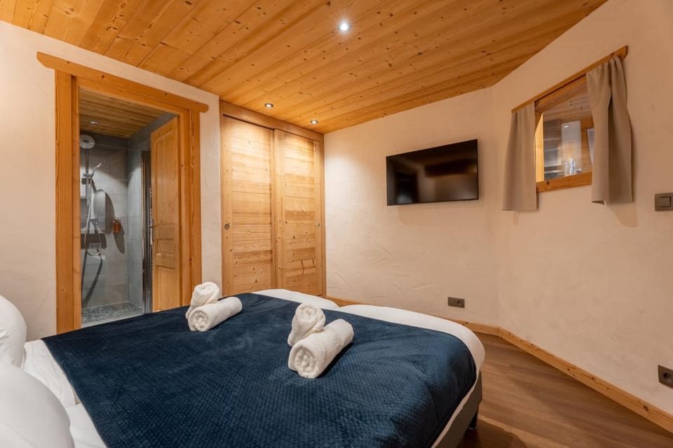 Bed, TV and multimedia, Photo of the whole room, Bedroom