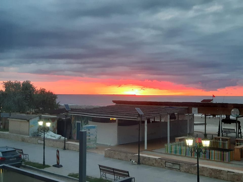 Property building, Natural landscape, Sea view, Sea view, Sunrise