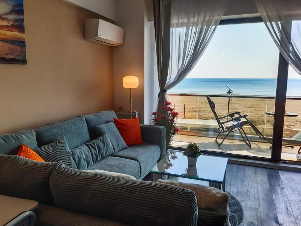 View (from property/room), Living room, Sea view, Sea view, Street view, Street view, Inner courtyard view