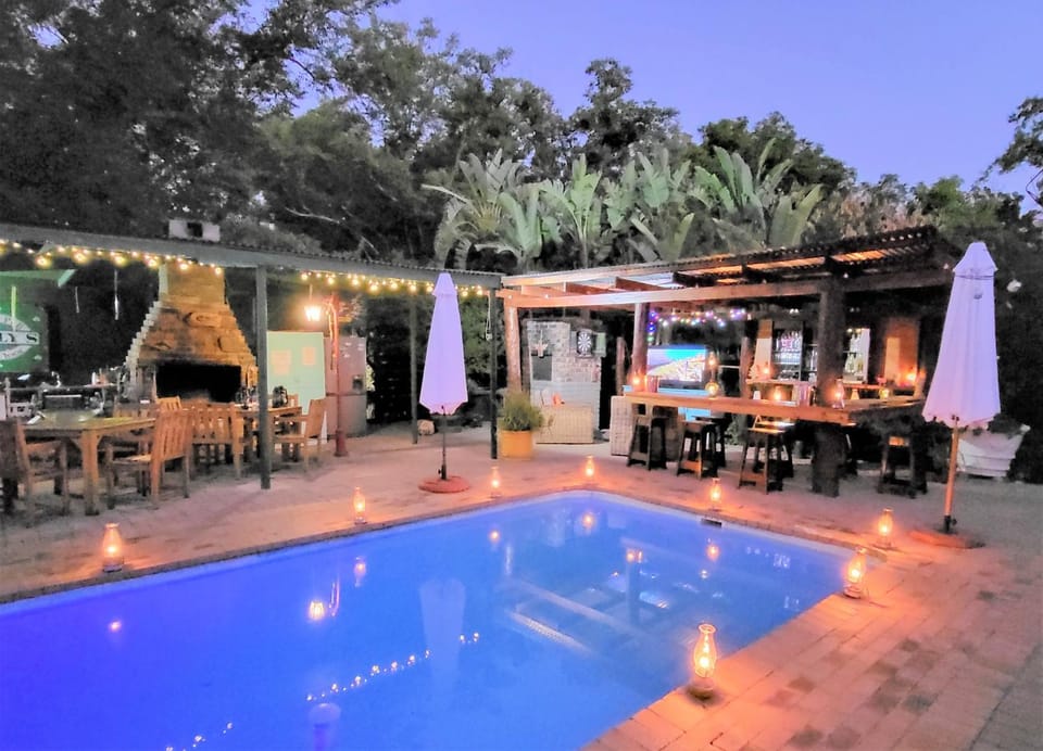 Communal lounge/ TV room, Evening entertainment, Pool view