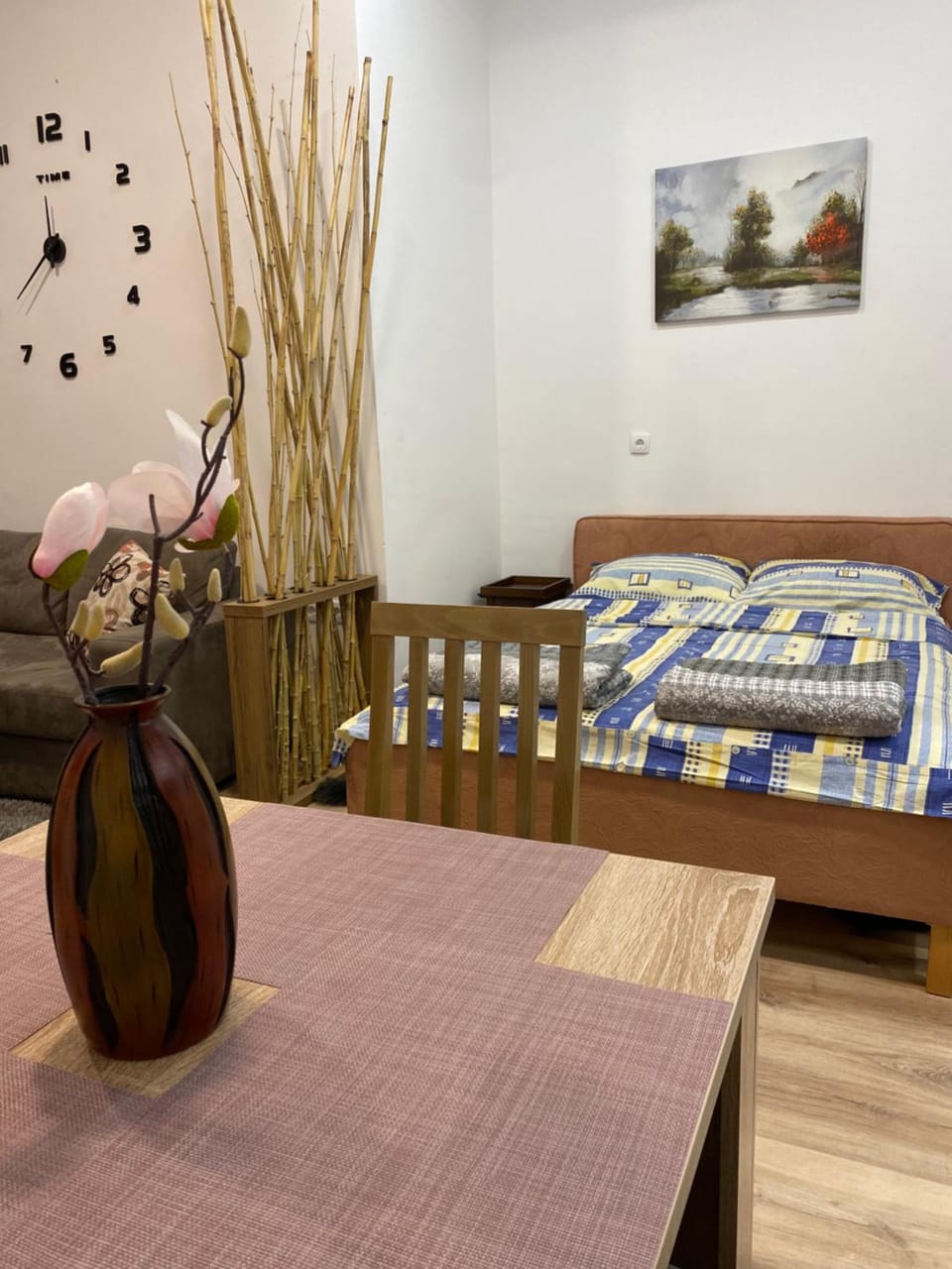 Bed, Photo of the whole room, Seating area, Dining area