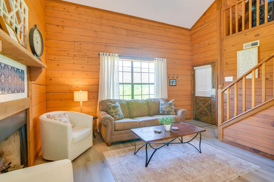 3 Mi to Branson Strip! Townhome with Deck and Porch House in Branson