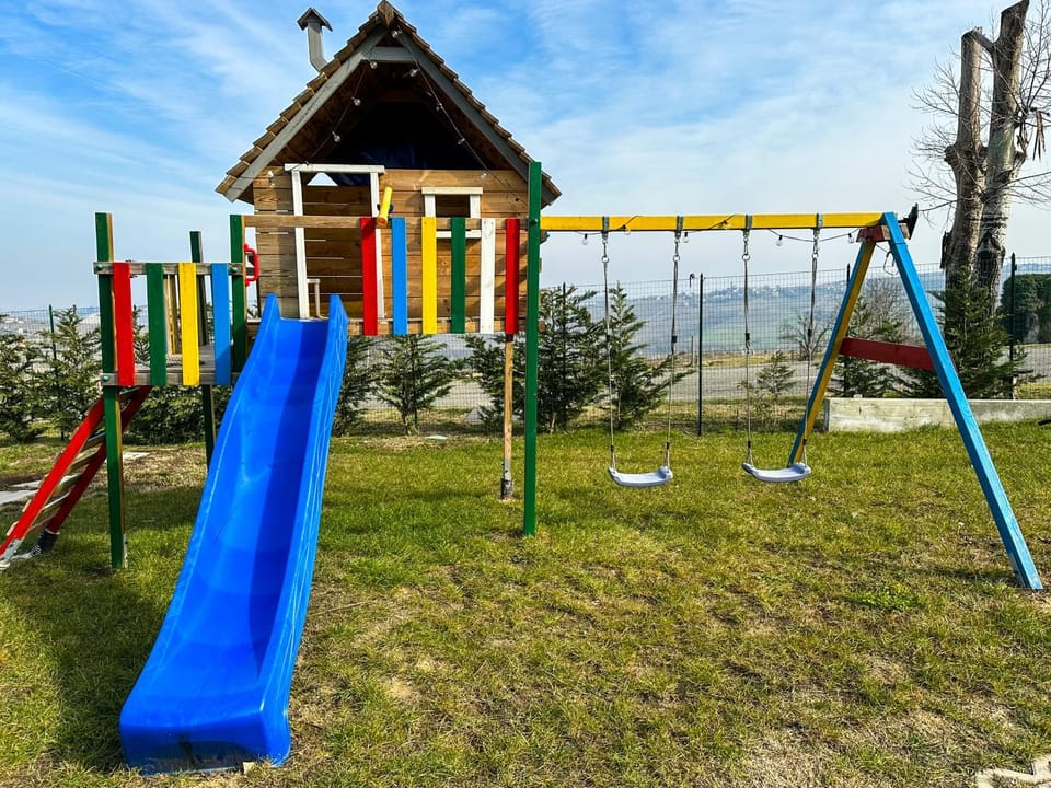CASA VACANZA CON PISCINA,AREA GIOCHI BAMBINI. Villa in Lombardy