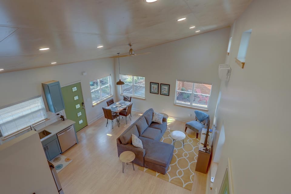 Modern Mod Pod with Private Yard House in Bend