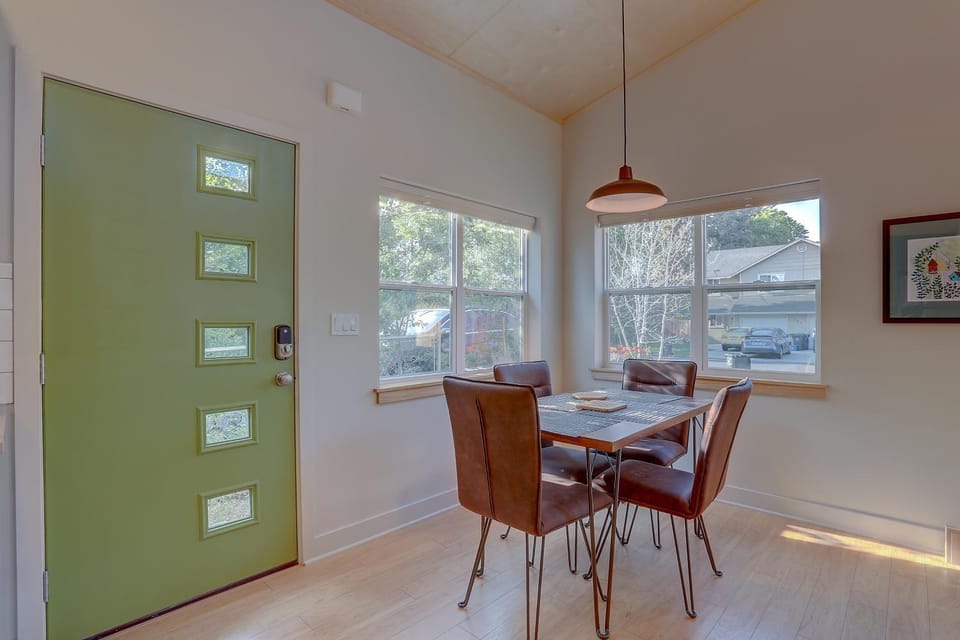 Modern Mod Pod with Private Yard House in Bend