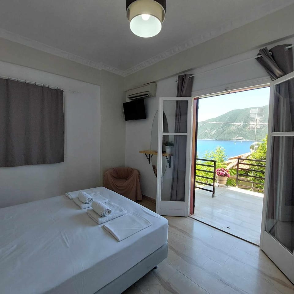 Bed, Natural landscape, TV and multimedia, View (from property/room), Balcony/Terrace, Bedroom, Mountain view, Sea view, towels