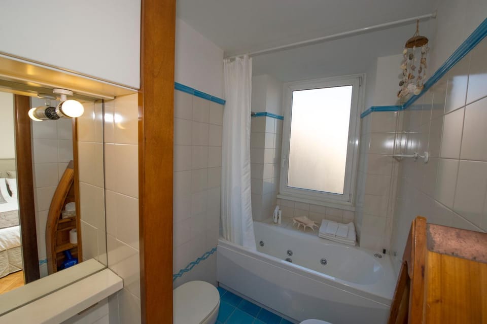 Hot Tub, Bathroom