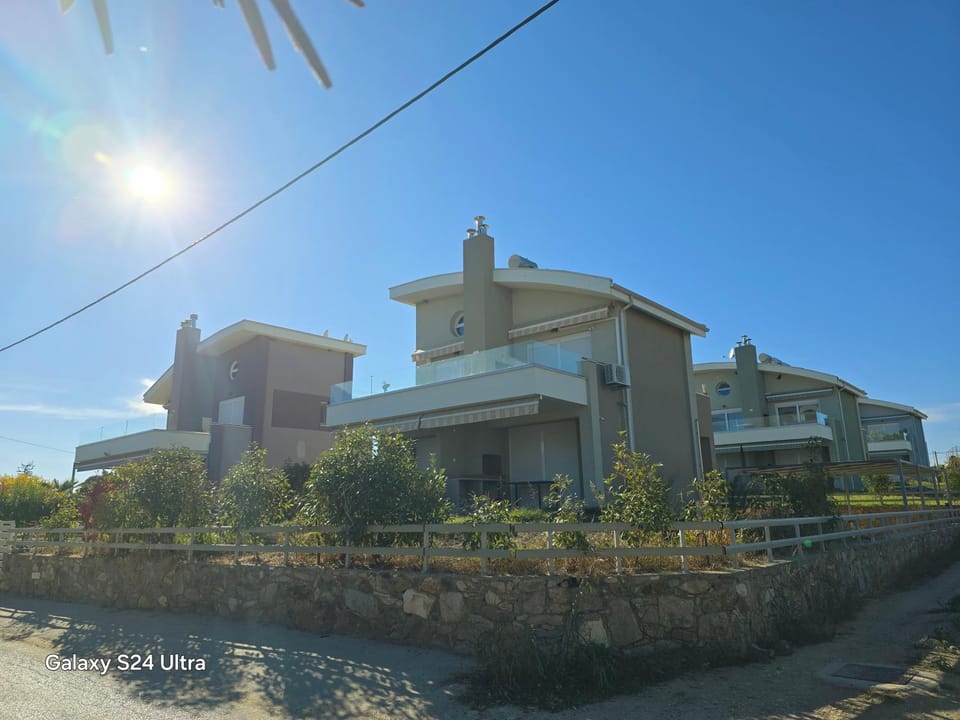 Property building, Day, Garden, Parking