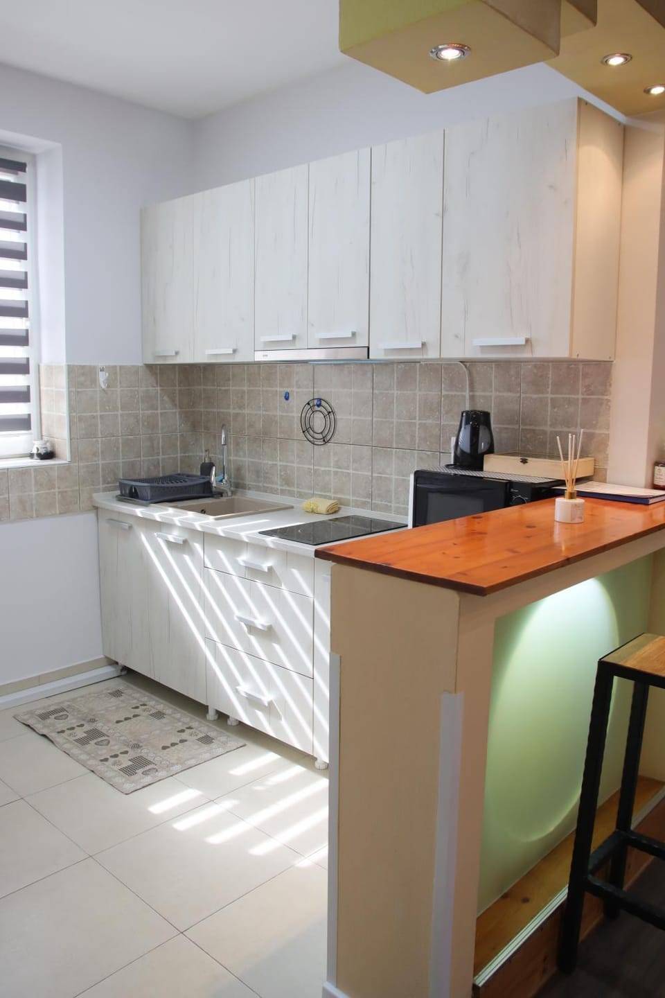 Kitchen or kitchenette, minibar, stove