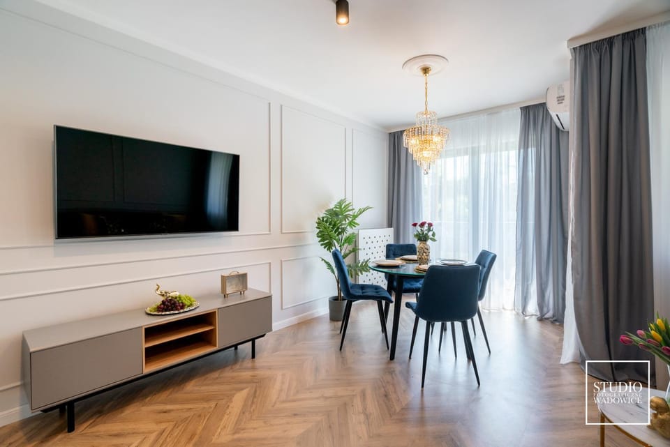 Communal lounge/ TV room, TV and multimedia, Living room, Seating area, Dining area