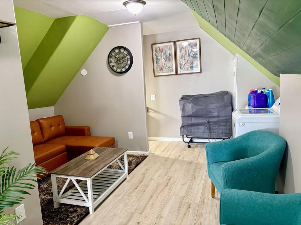 Nice and cozy whole house 25min to Niagara falls Apartment in Buffalo