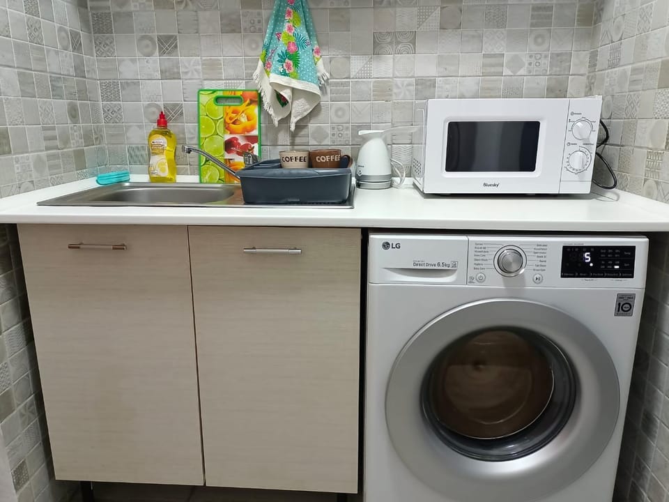 Kitchen or kitchenette, Breakfast, microwave, minibar, oven, washing machine