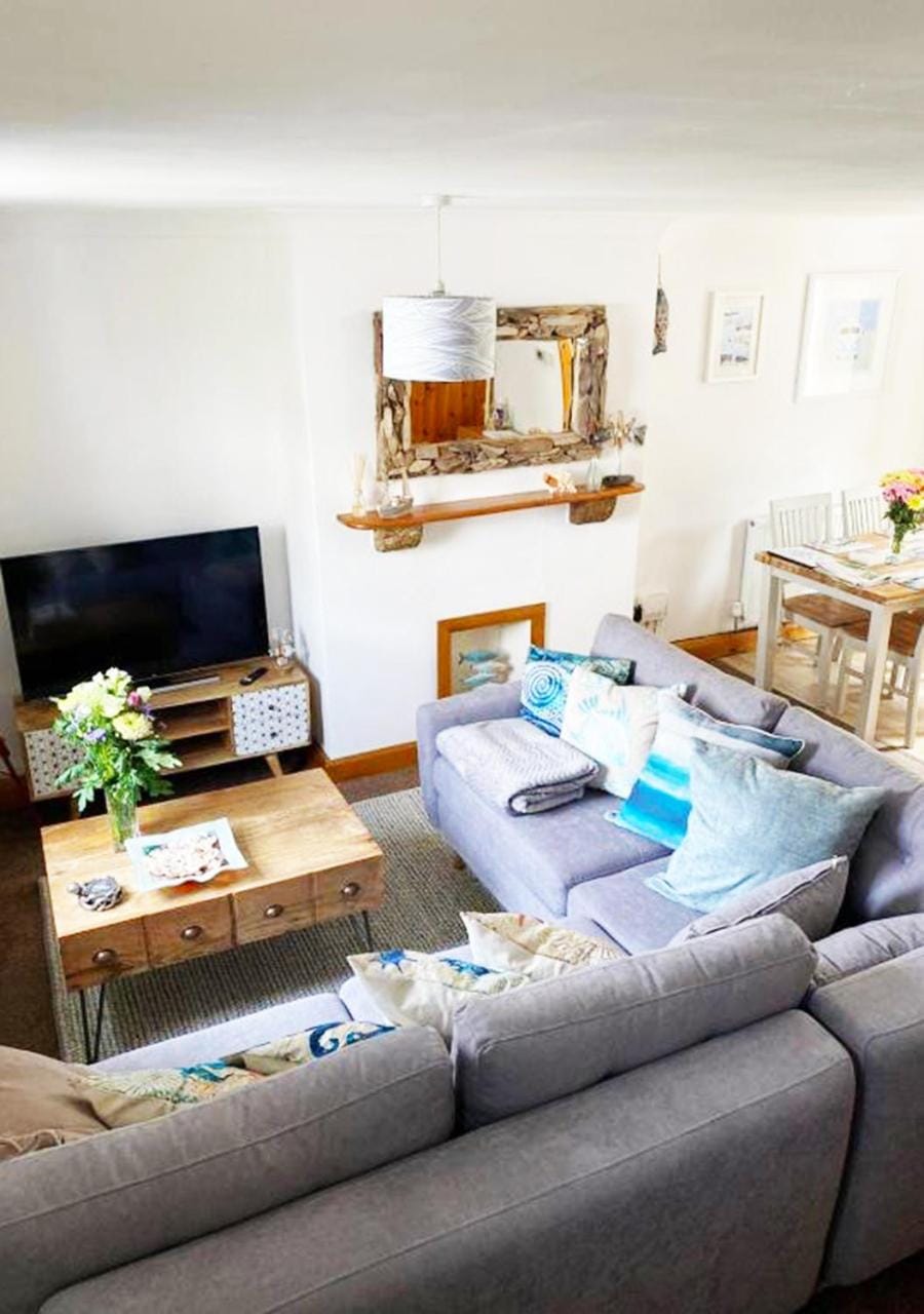 Communal lounge/ TV room, TV and multimedia, Living room, Photo of the whole room, Seating area, Entertainment