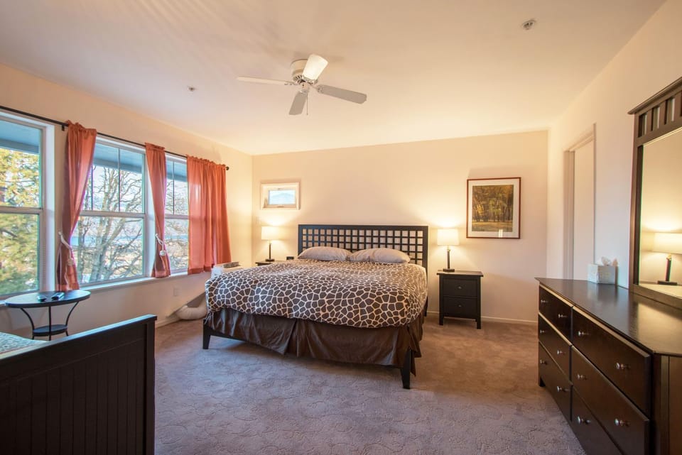 Lodge 27 with Gear Storage Onsite Apartment in Hood River