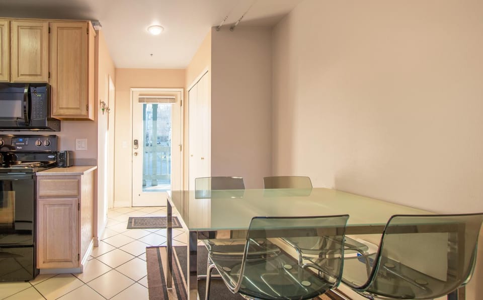 Lodge 27 with Gear Storage Onsite Apartment in Hood River